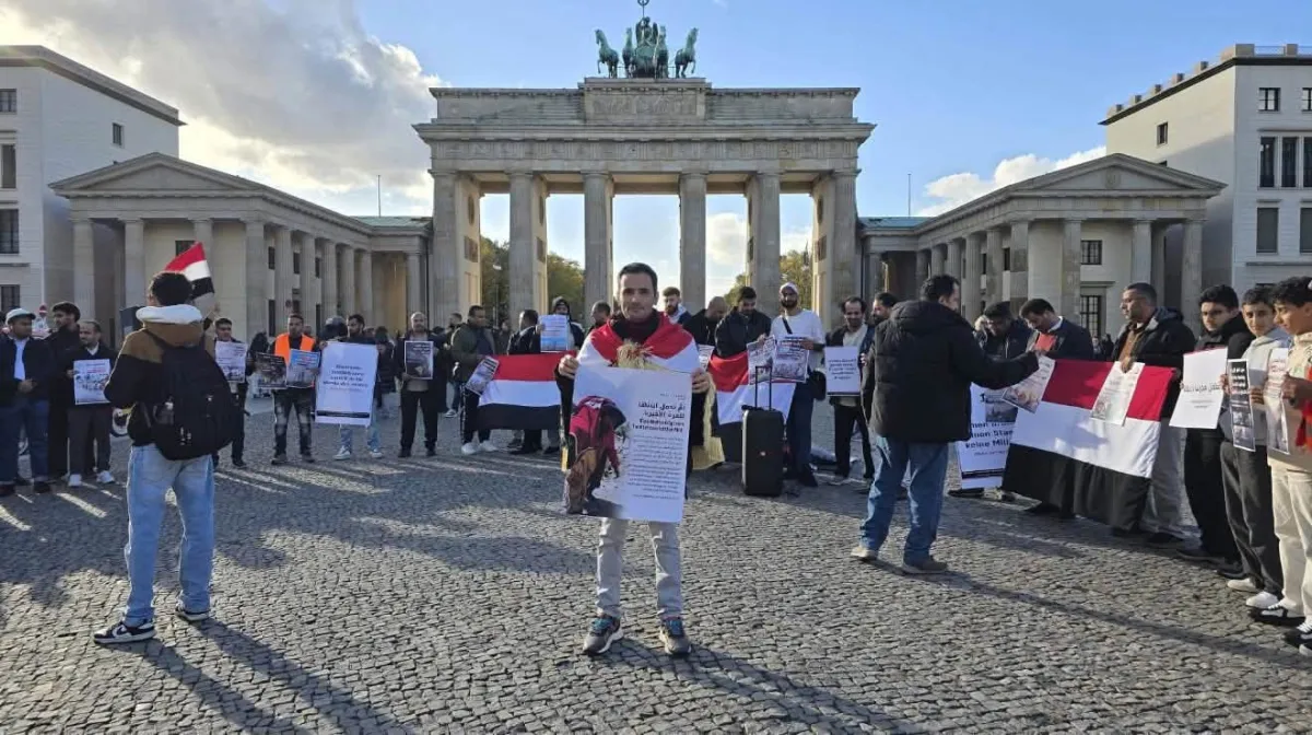 وقفة احتجاجية في برلين تطالب بتصنيف مليشيا الحوثي منظمة إرهابية ورفع الحصار عن تعز