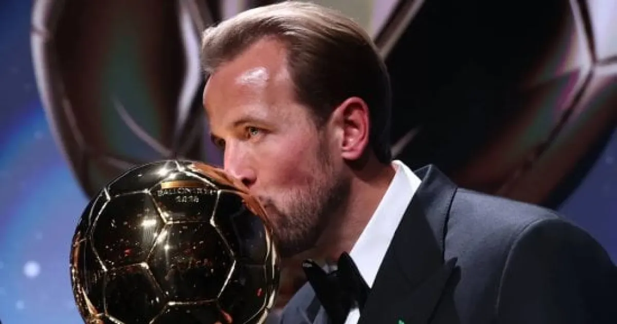هاري كين يكتب التاريخ ويتوج بالكرة الذهبية لعام 2026